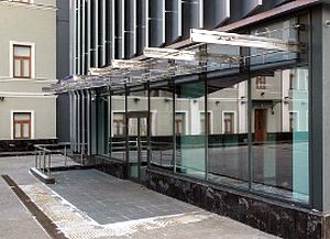 козырек на каркасе и вантах фото